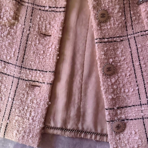Chanel 2022 pink tweed jacket - Picture 6 of 7